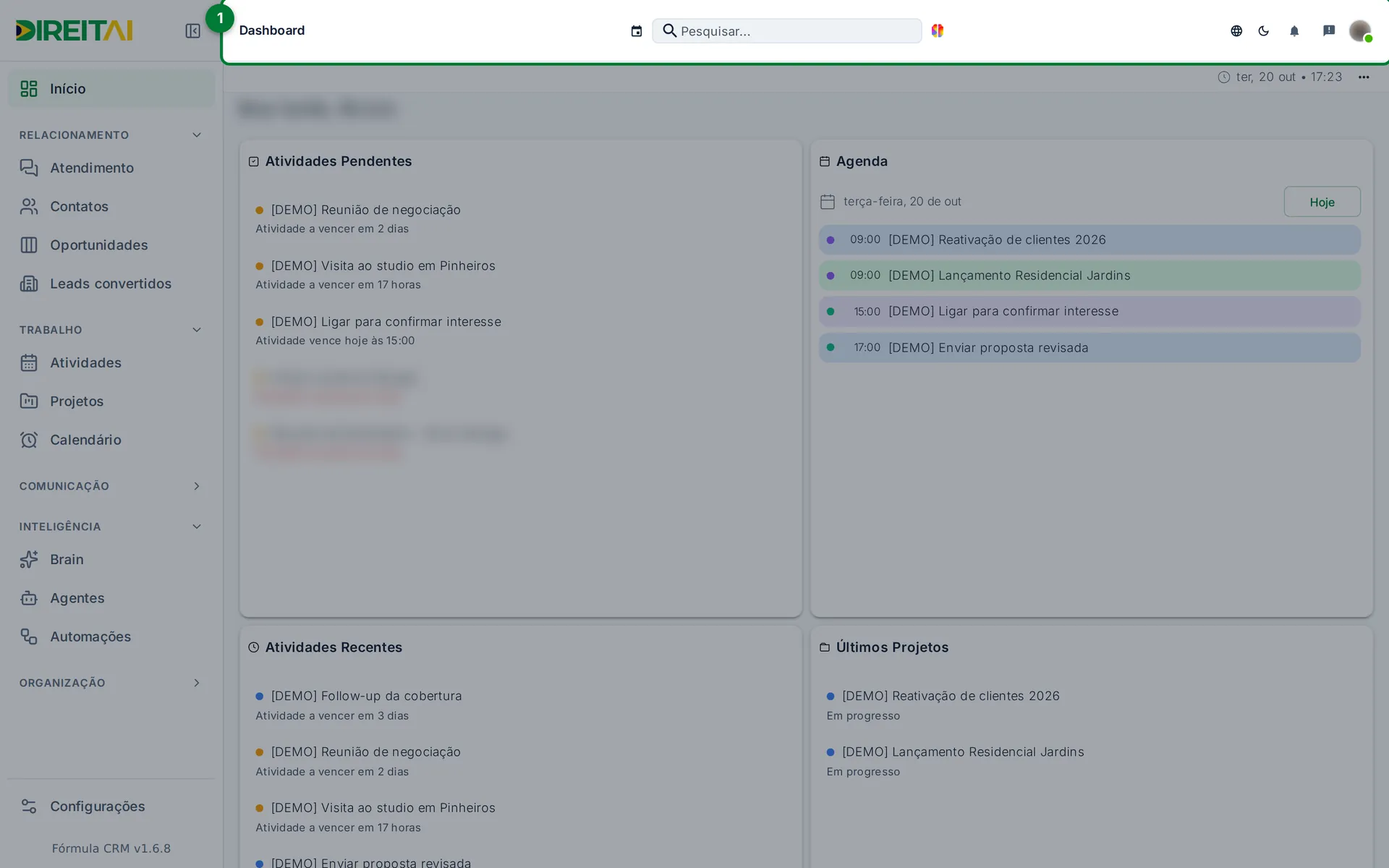 Barra superior destacada, com busca, tema, notificações e avatar